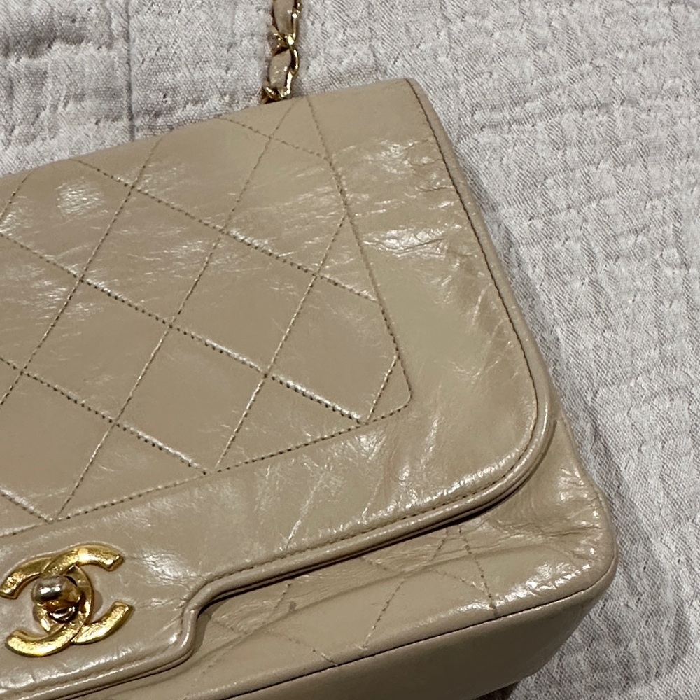 CHANEL Beige Quilted Shoulder Bag with Gold Chain - Picture 7 of 16